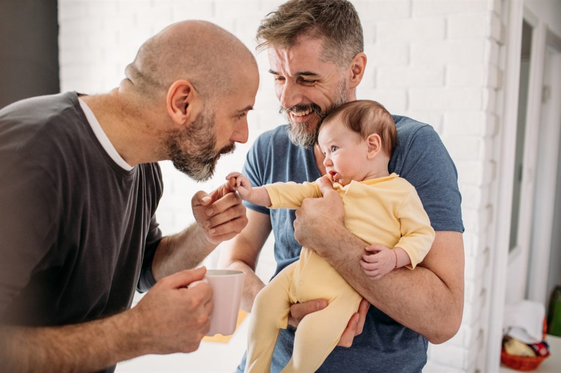 Un bébé confié sereinement à un proche