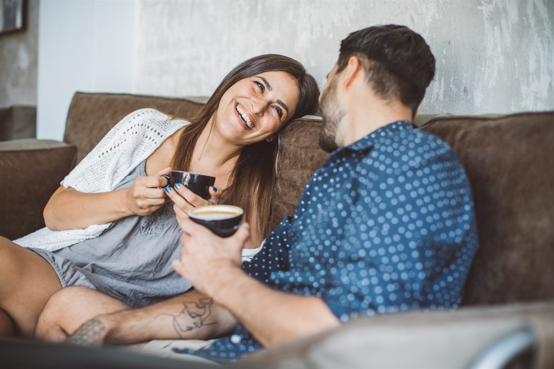 Un couple complice partageant un moment