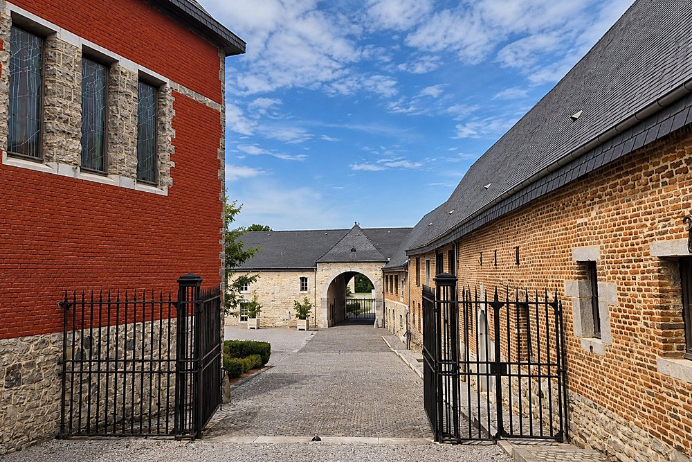 L'entrée du domaine par le porche en pierre