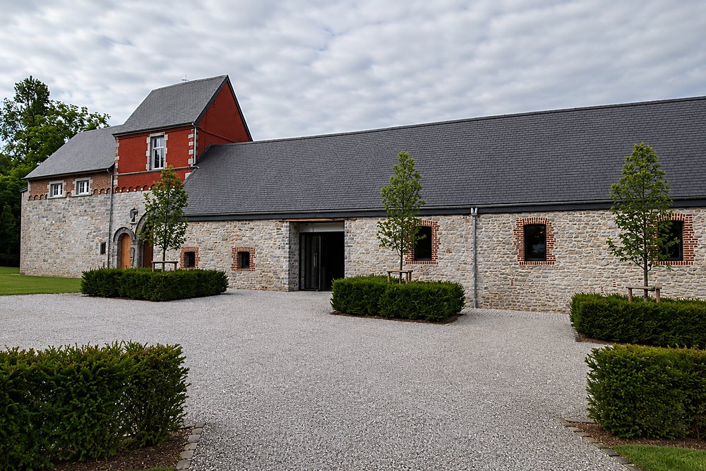 La façade et la cour d'honneur du domaine, à l'Abbaye de Rochefort
