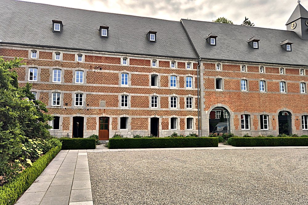 Le bâtiment principal en brique vu depuis les jardins