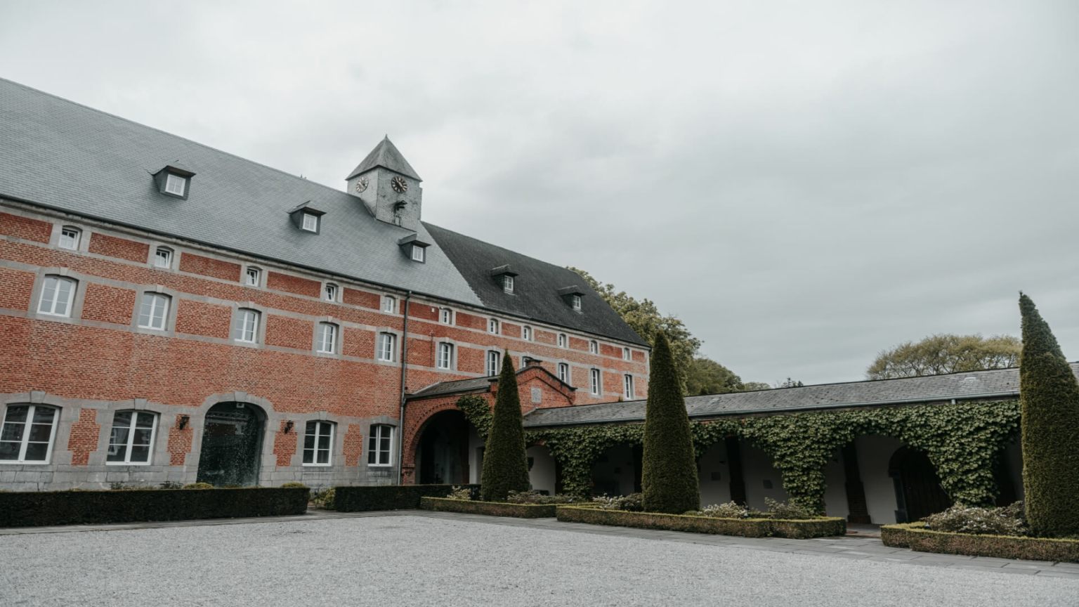 La cour de l'Abbaye Notre-Dame de Saint-Remy à Rochefort